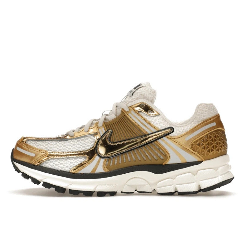 Nike - Nike Zoom Vomero 5 Metallic Gold (W) - Photon Dust/Metallic Gold-Gridiron-Sail