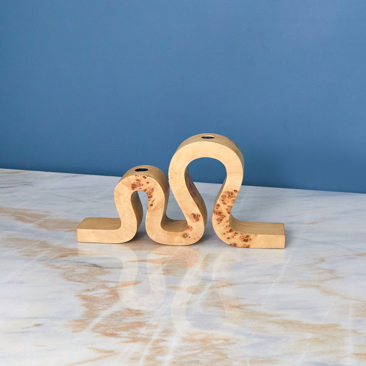 Uma kaarshouder van wortelhout