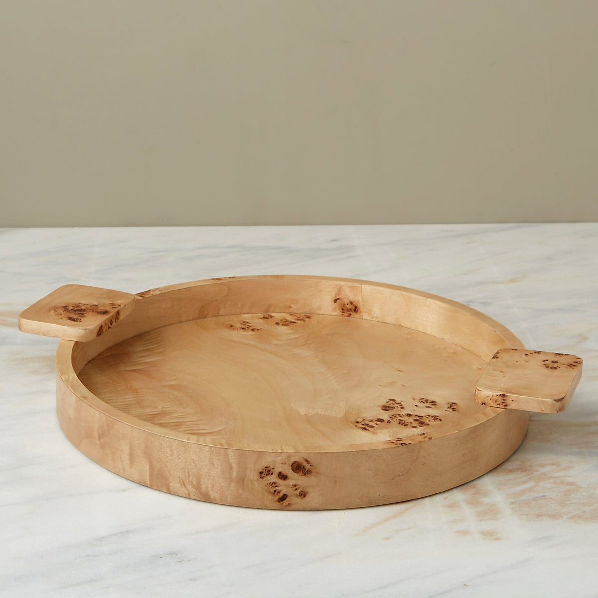 Uma rond dienblad van wortelhout