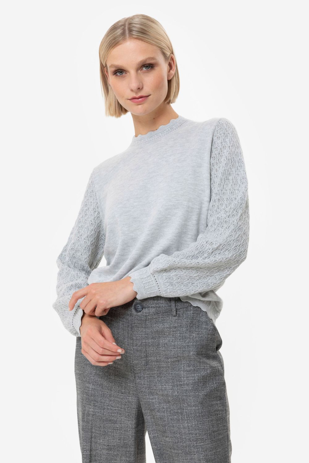 Pantalon court gris foncé, aspect tweed