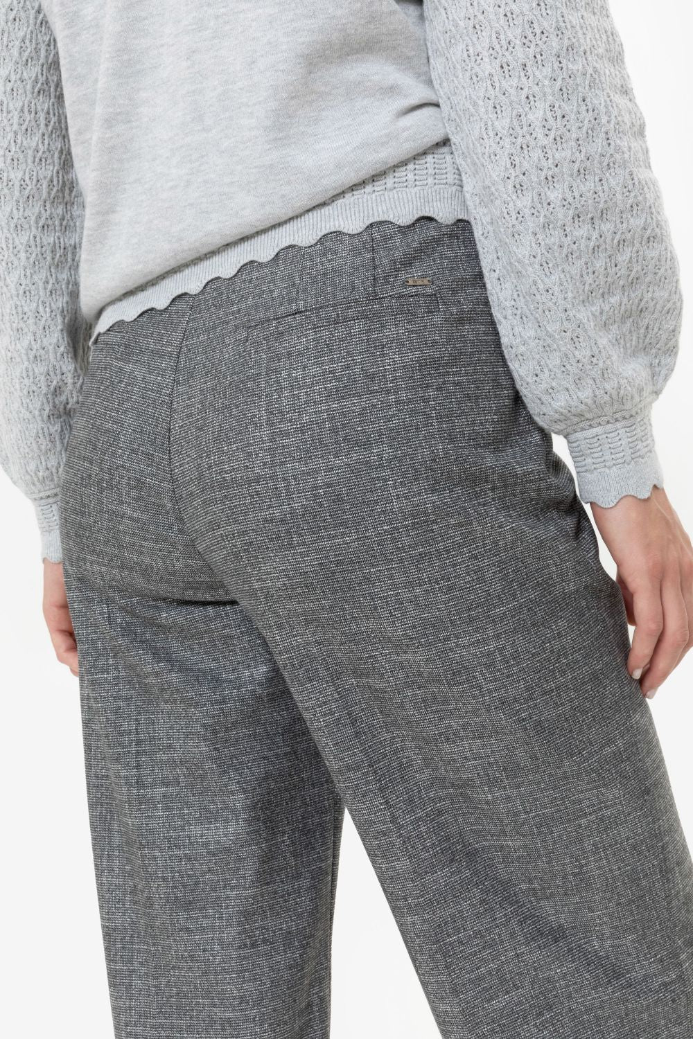 Pantalon court gris foncé, aspect tweed