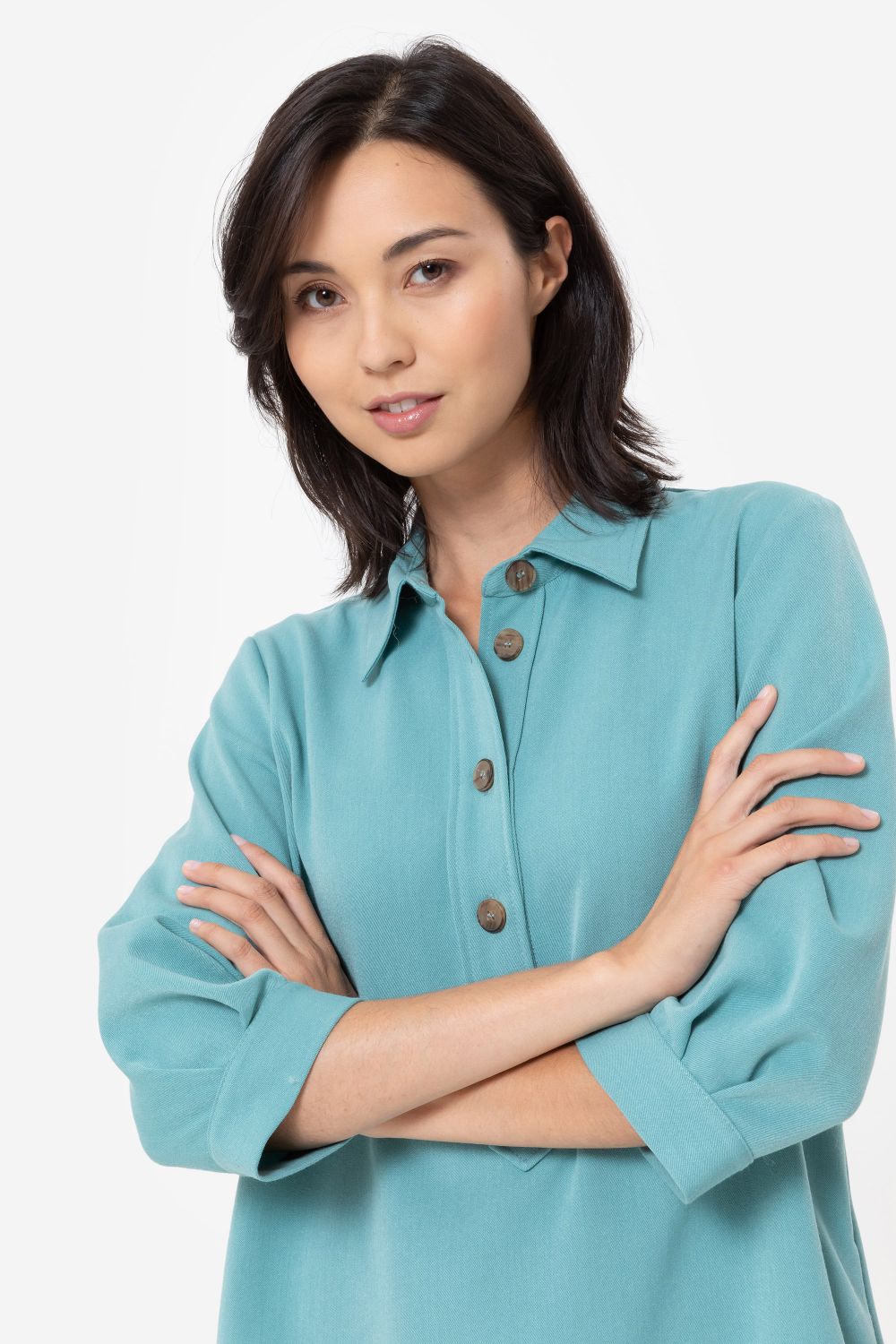 Robe courte turquoise à manches 3/4 et boutons