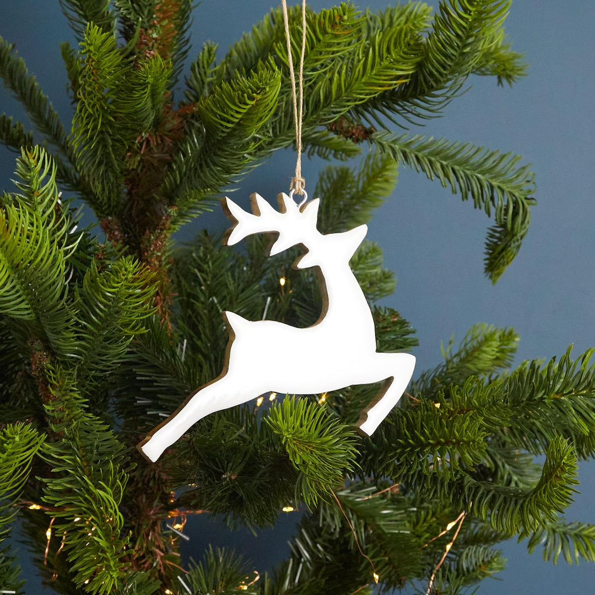 Ornament steigerend rendier van mangohout en email, groot