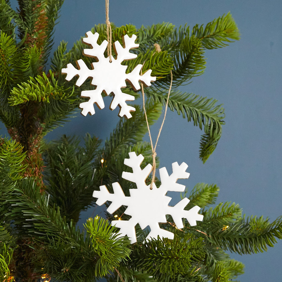 Sneeuwvlok-ornament van mangohout en email, klein