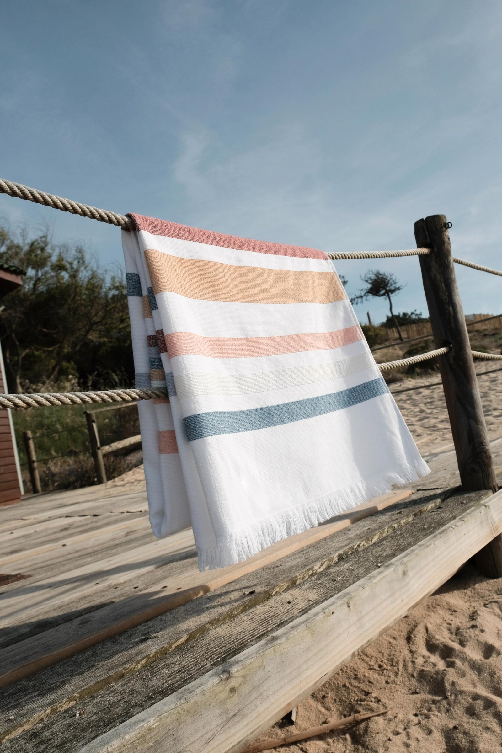 Mia Zia - Linge de Plage Haut de Gamme - Fouta Handdoek - Het "Tichka" thema op een witte achtergrond