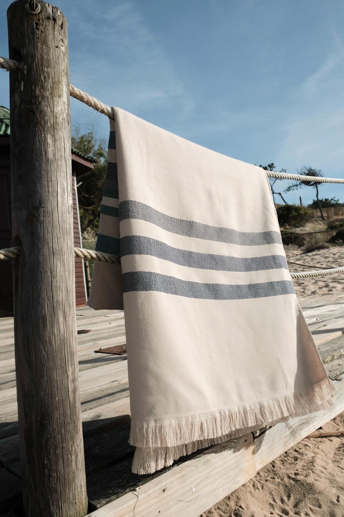 Mia Zia - Linge de Plage Haut de Gamme – Serviette Fouta – Le Thème “Tipy” fond Ficelle