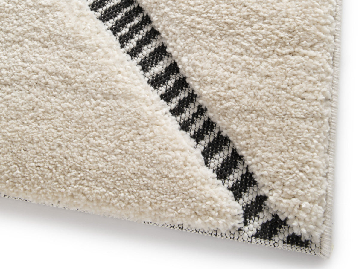 Tapis poils ras RACHIDA motif graphique - Beige