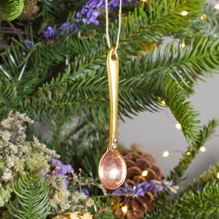 Roerlepel-ornament van gehamerd koper en goud
