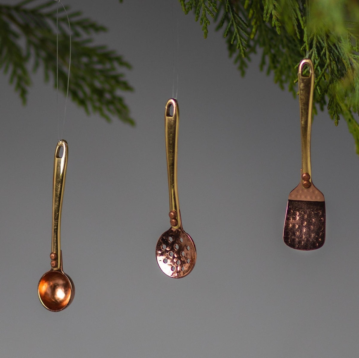 Schuimspaan-ornament van gehamerd koper en goud