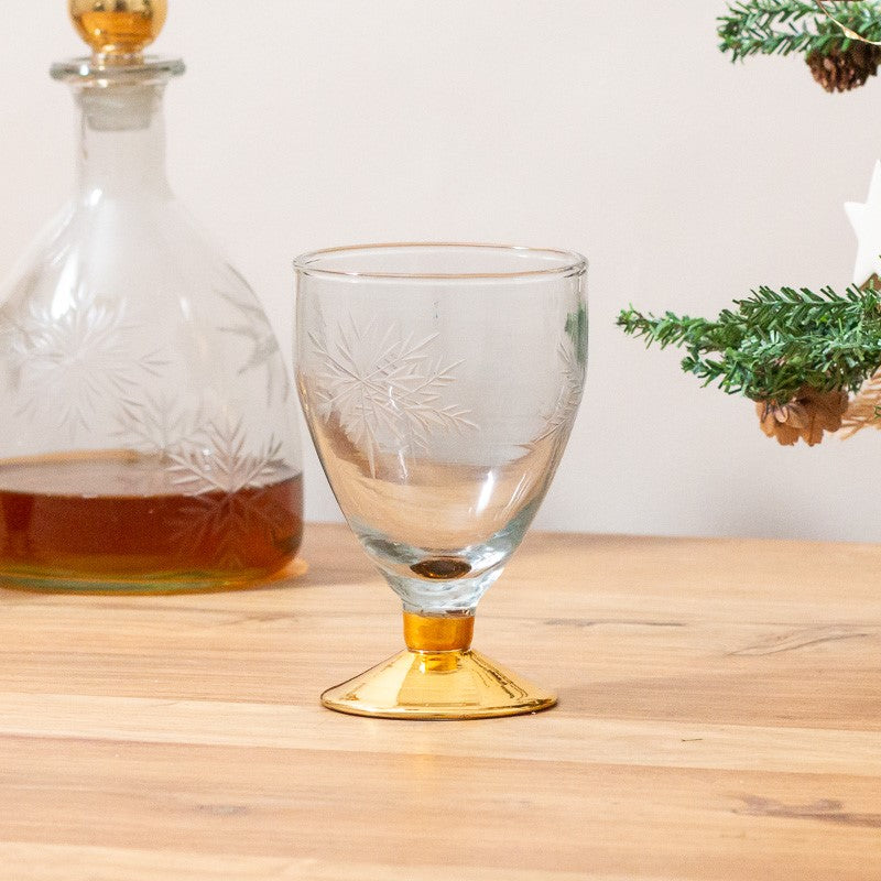 Kelkglas sneeuwvlok met gouden voet