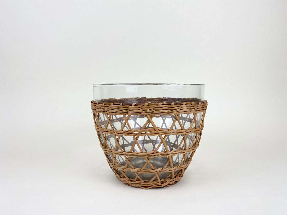 Middelgrote schaal met rotan kooi