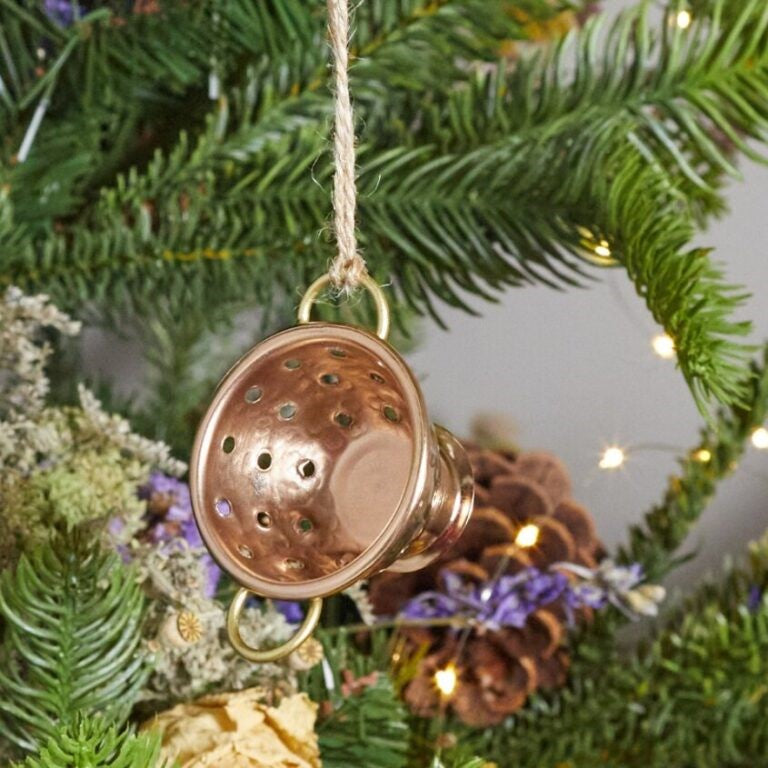 Vergiet-ornament van gehamerd koper en goud