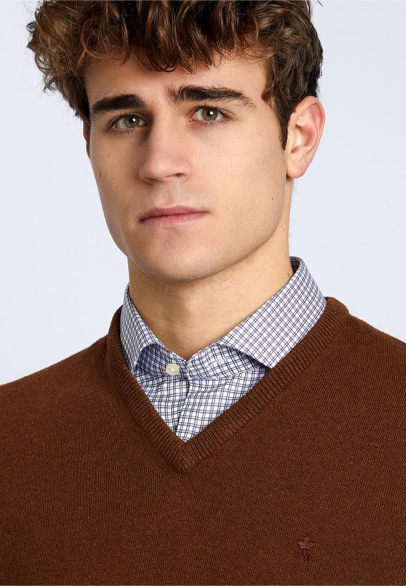 Basic V-Neck Pullover In Brown - Marron