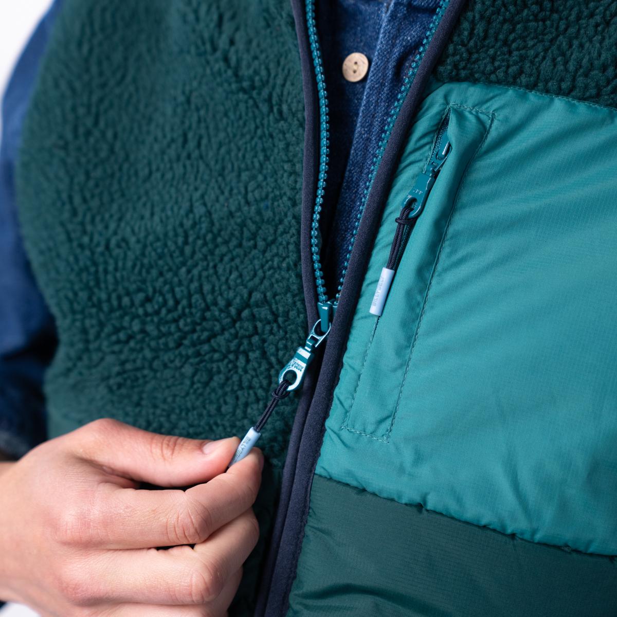 Mouwloze jas in twee materialen - Zwart en groen