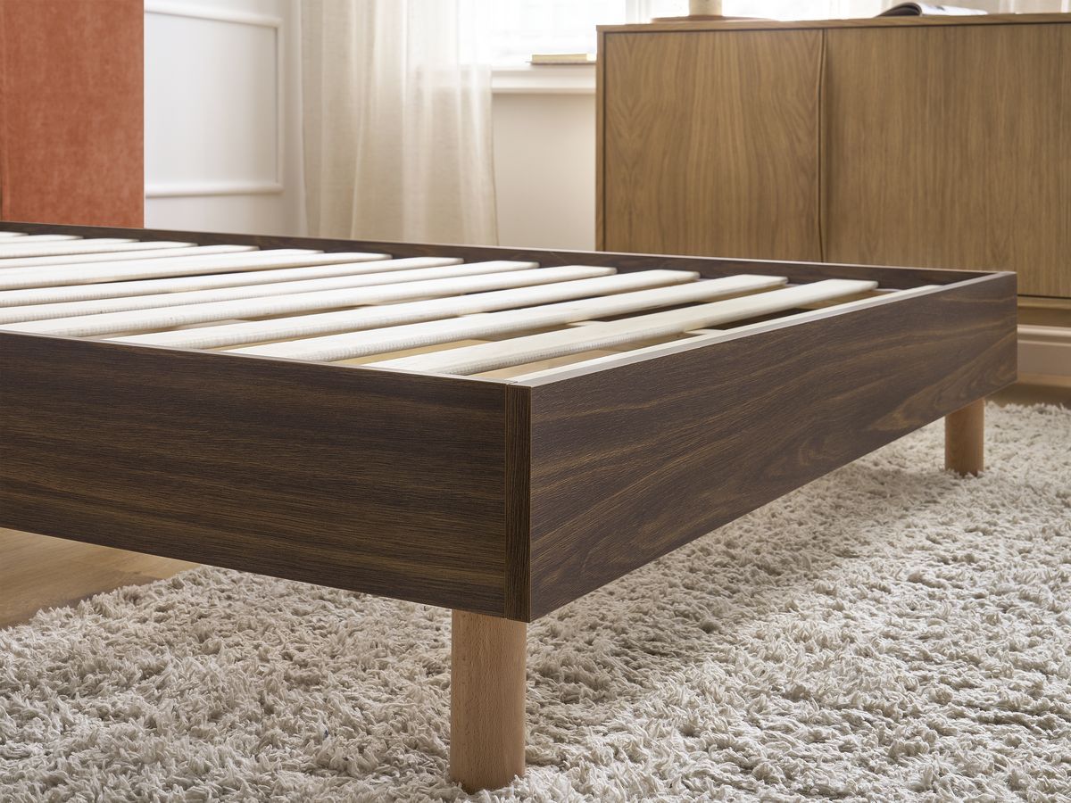 Donkerhouten ALTIRA bed met massieve latten