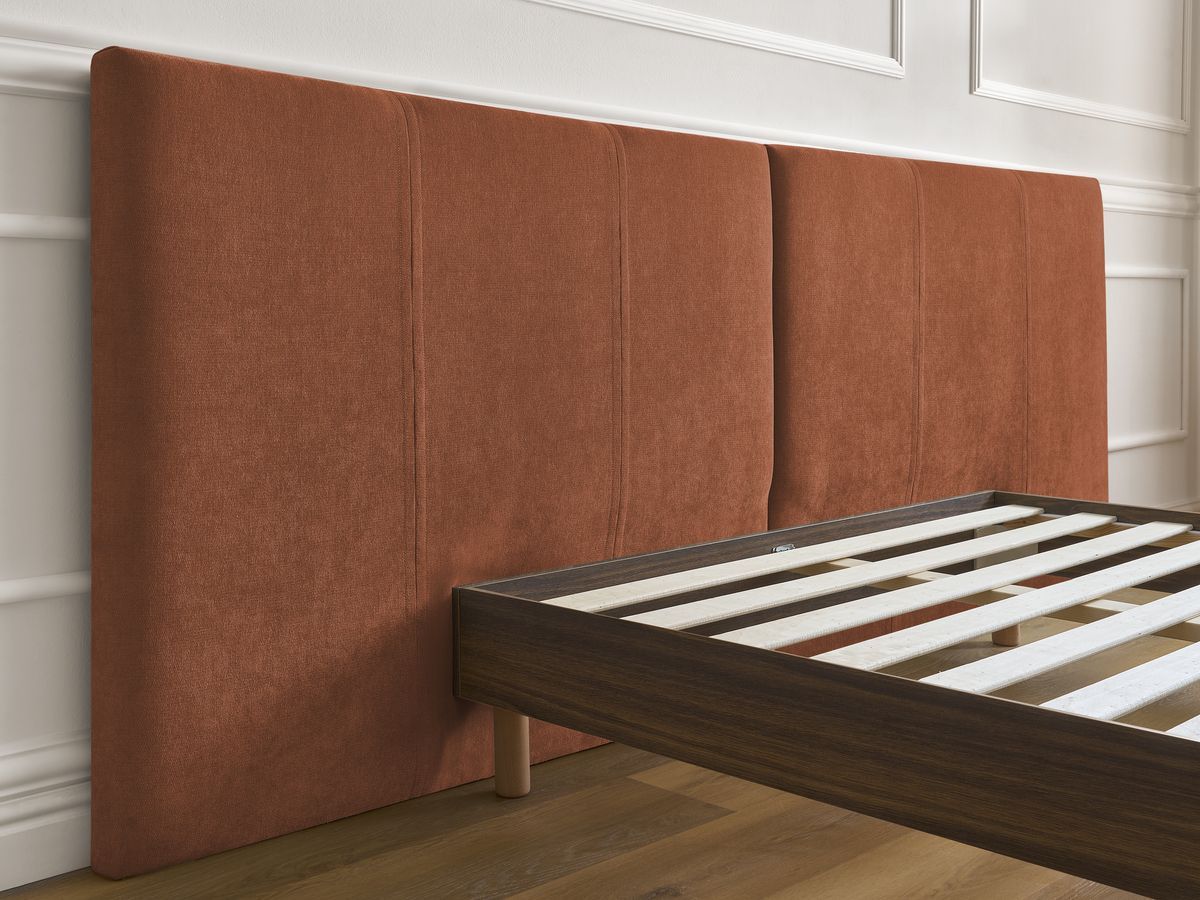 Donkerhouten ALTIRA bed met massieve latten