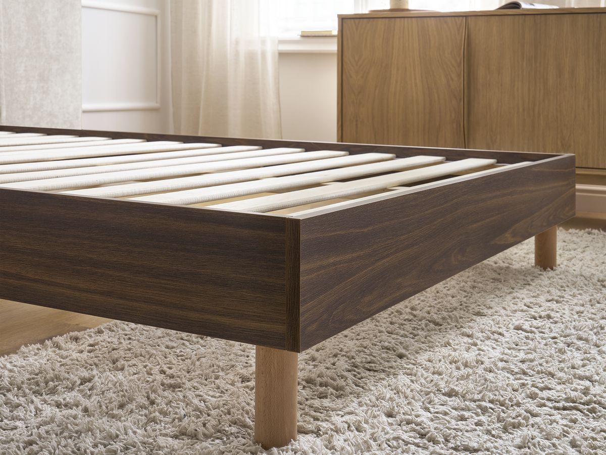 Donkerhouten ALTIRA bed met massieve latten