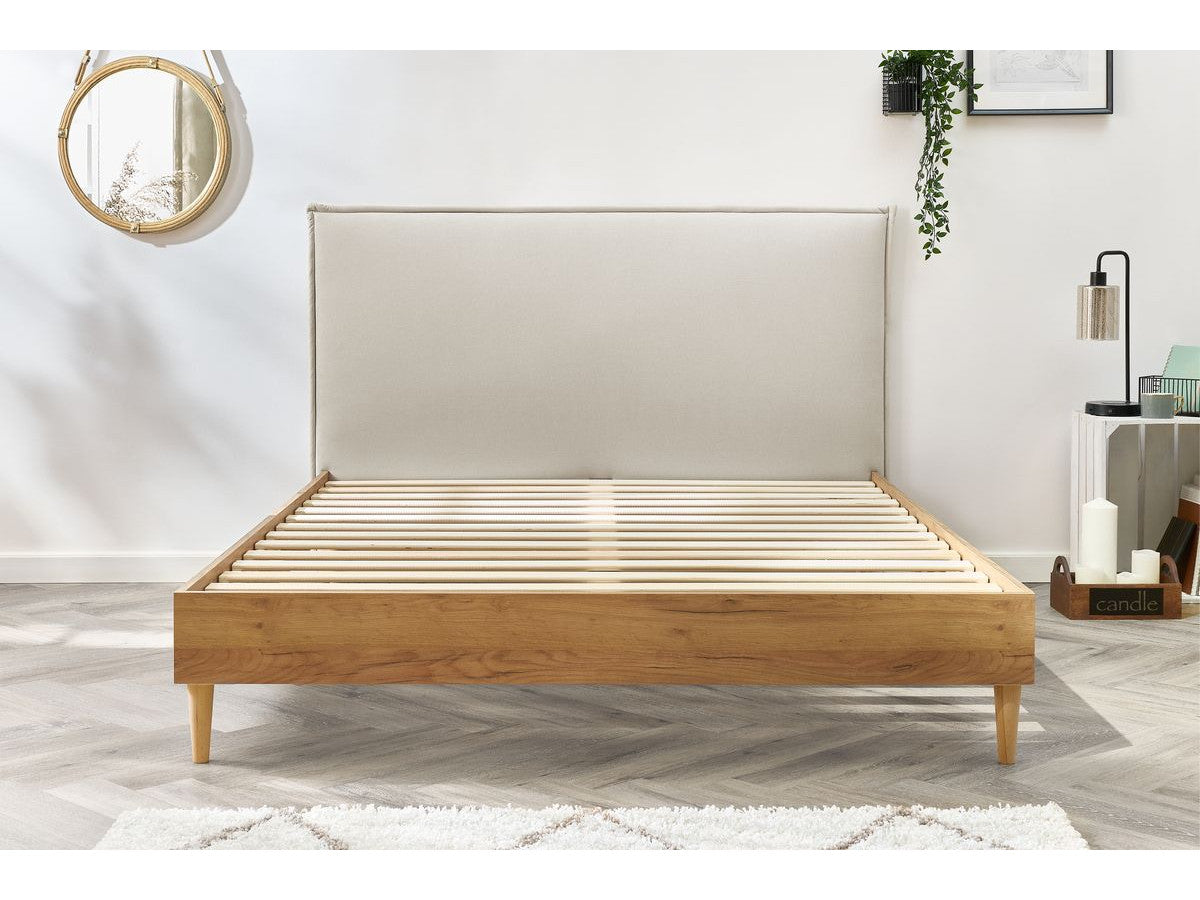 CARA bed met massieve latten en poten van natuurlijk hout