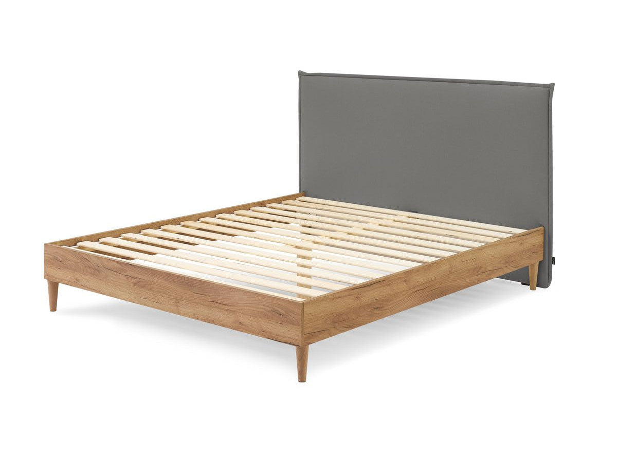 CARA bed met massieve latten en poten van natuurlijk hout