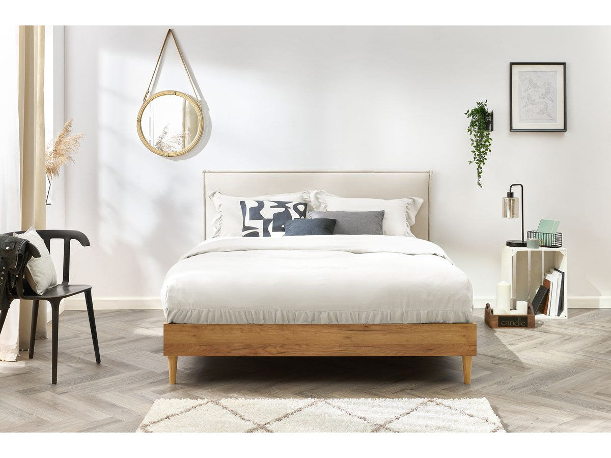 CARA bed met massieve latten en poten van natuurlijk hout
