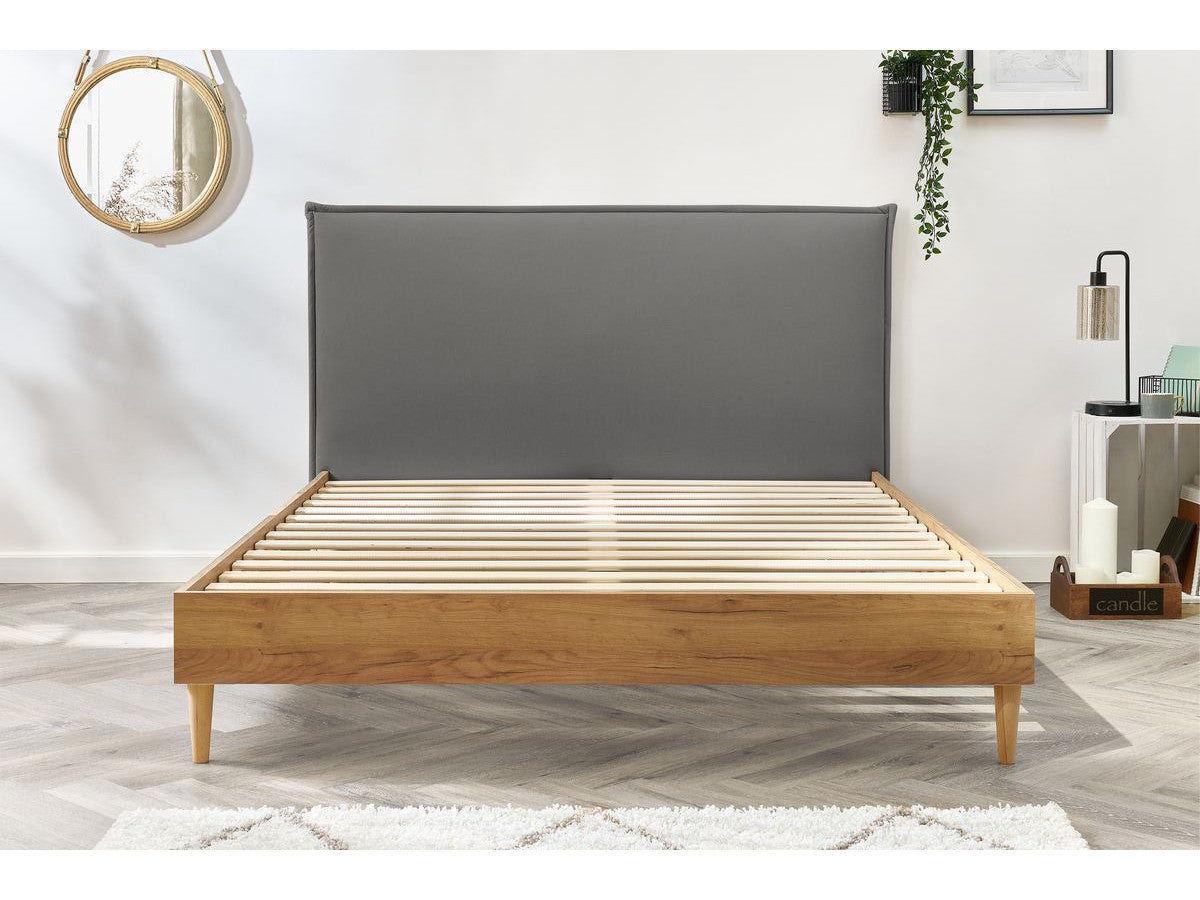 CARA bed met massieve latten en poten van natuurlijk hout