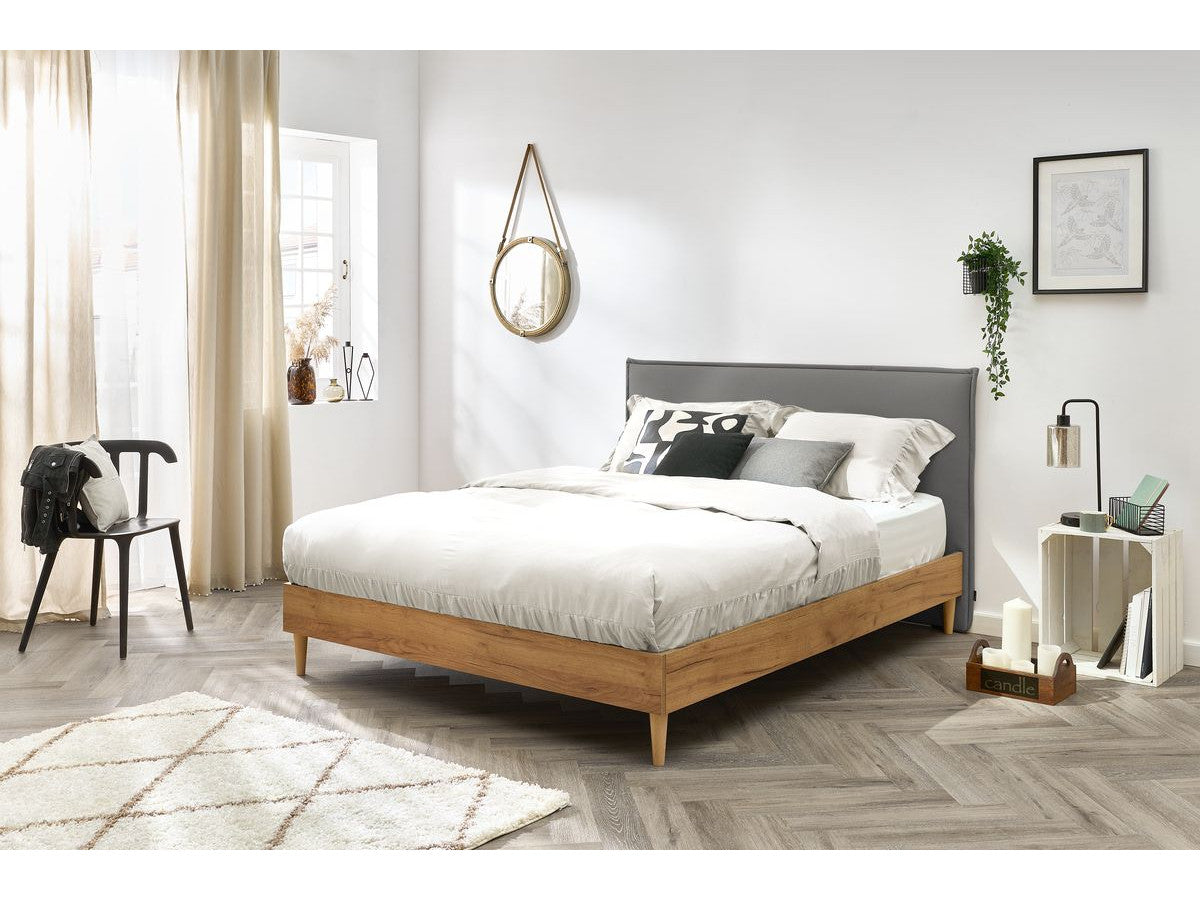 CARA bed met massieve latten en poten van natuurlijk hout