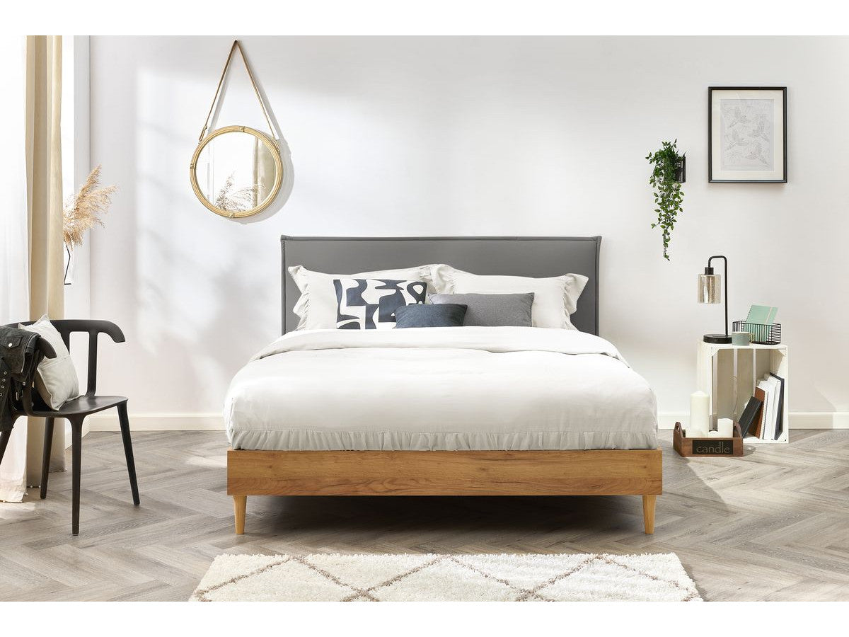 CARA bed met massieve latten en poten van natuurlijk hout
