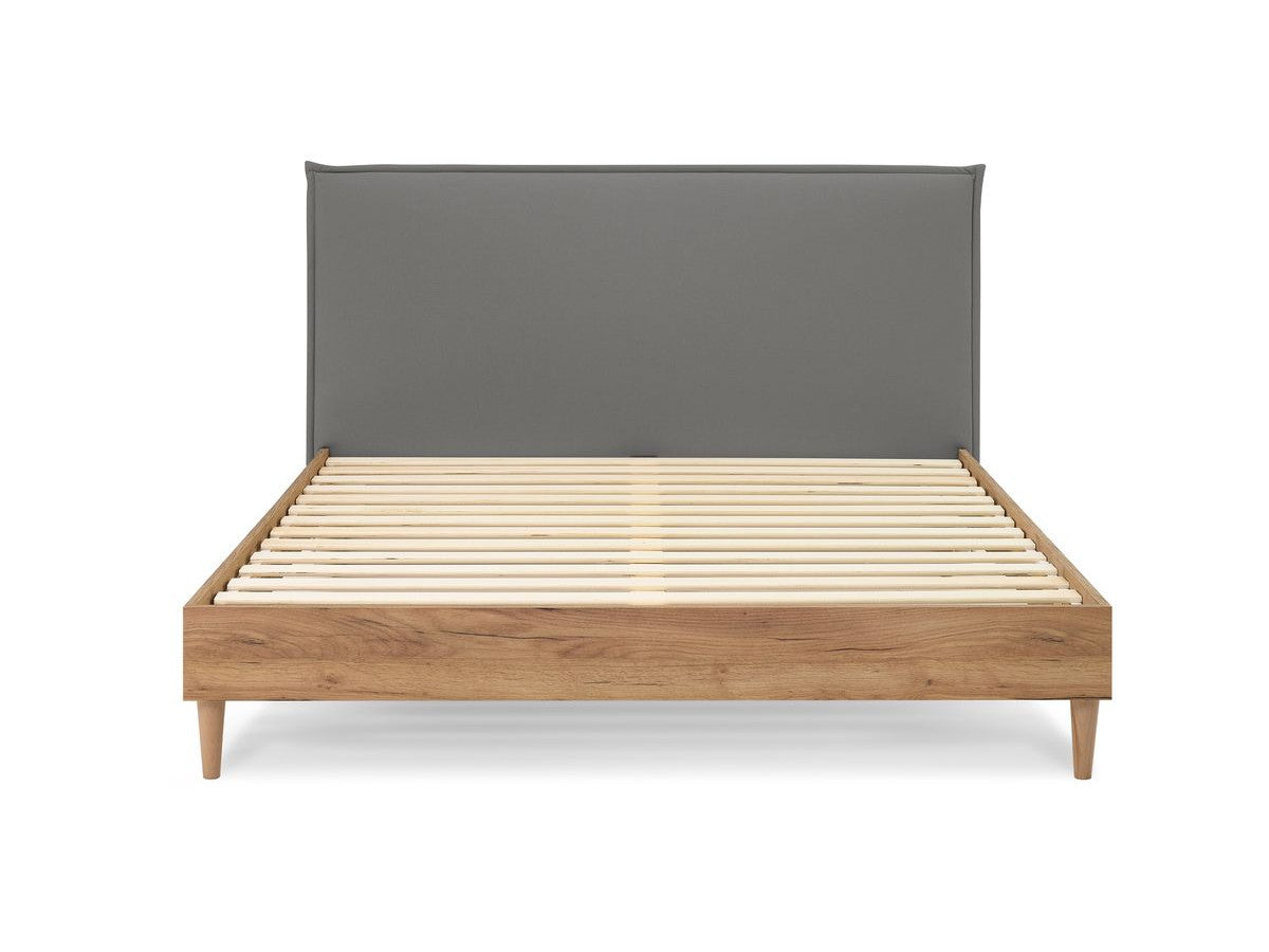CARA bed met massieve latten en poten van natuurlijk hout