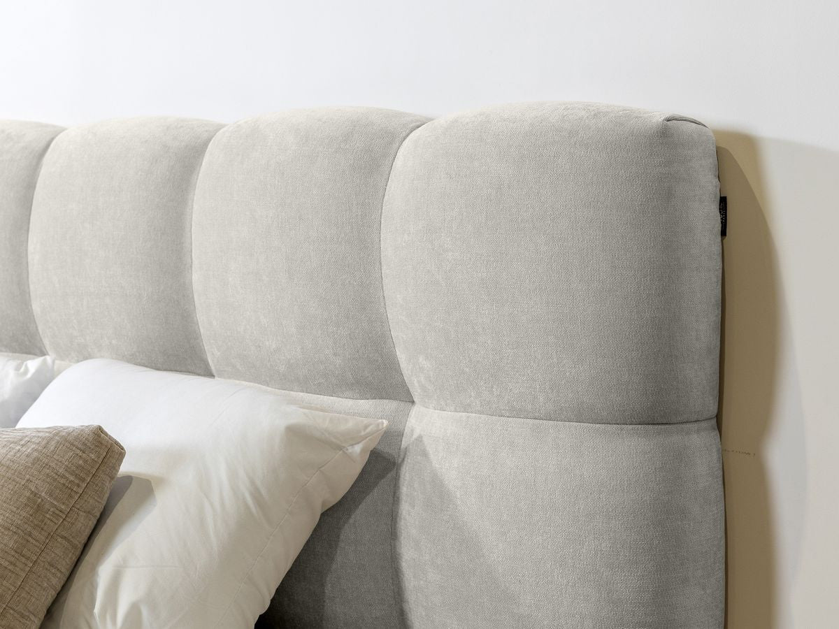 KUMO bed met massieve latten en poten van natuurlijk hout