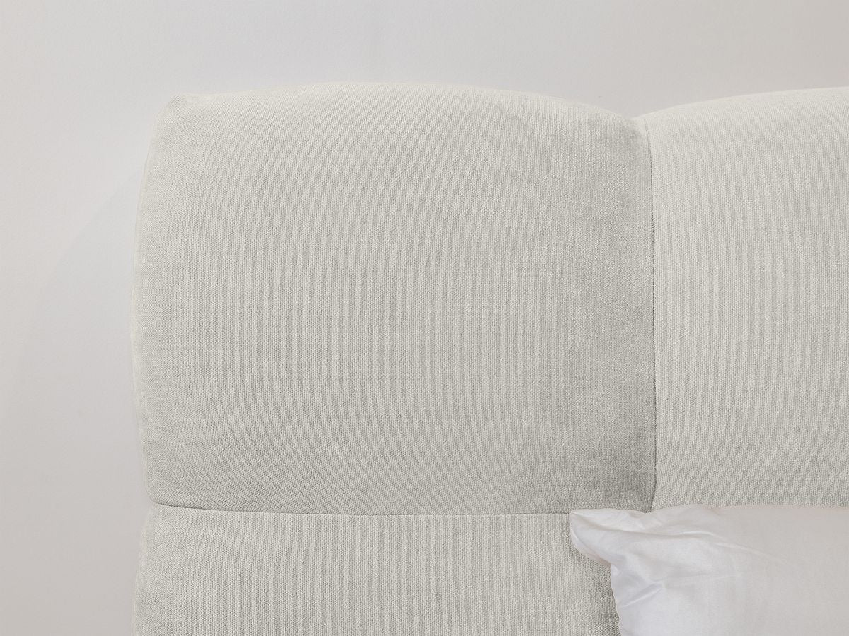 KUMO bed met massieve latten en poten van natuurlijk hout