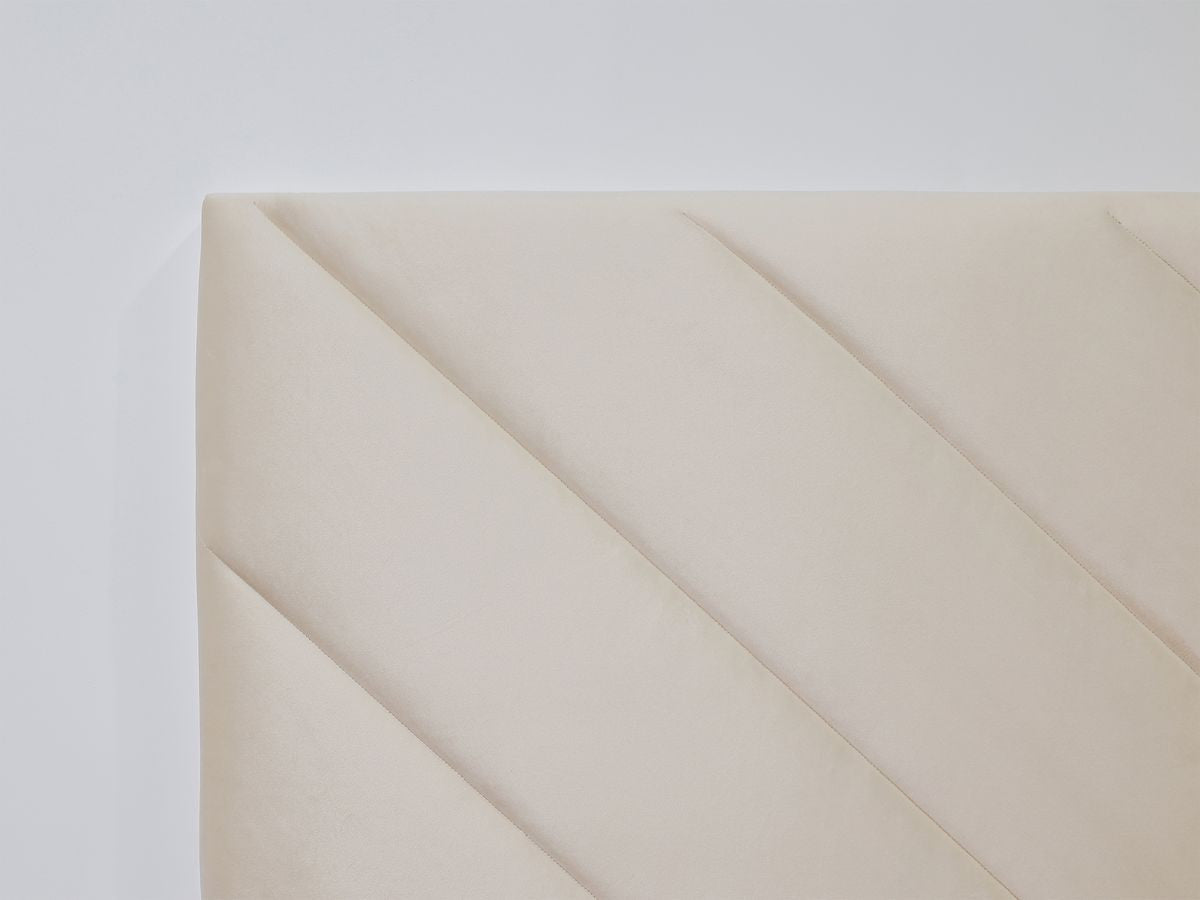 ROMAANS bed met massieve latten fluwelen stof